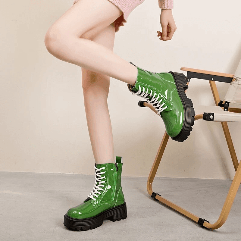 מגפון חורפי בסגנון ד'ר מרטינס' בגימור לקה מושקע להופעה של אישה ממגנטת - לה איסלה