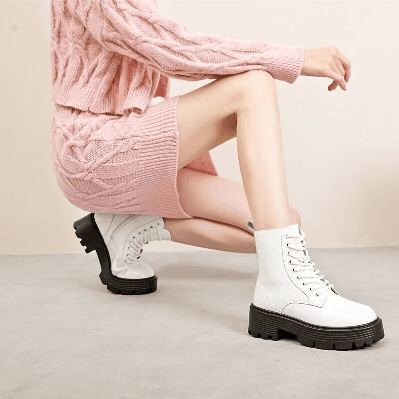 מגפון חורפי בסגנון ד'ר מרטינס' בגימור לקה מושקע להופעה של אישה ממגנטת - לה איסלה