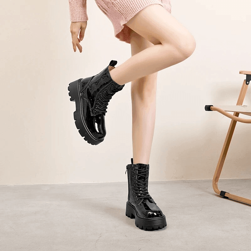 מגפון חורפי בסגנון ד'ר מרטינס' בגימור לקה מושקע להופעה של אישה ממגנטת - לה איסלה