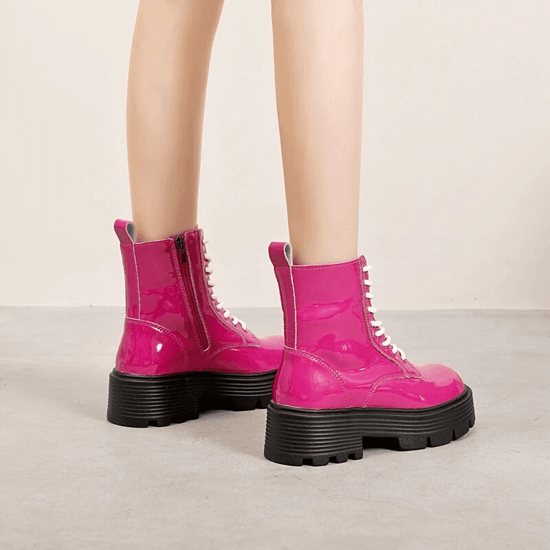 מגפון חורפי בסגנון ד'ר מרטינס' בגימור לקה מושקע להופעה של אישה ממגנטת - לה איסלה