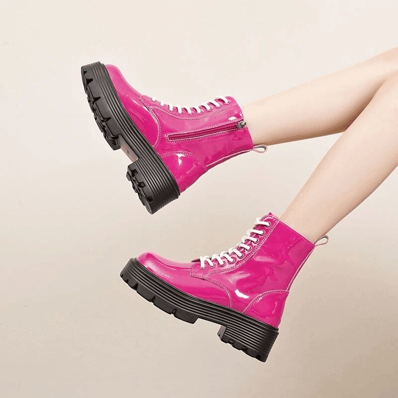 מגפון חורפי בסגנון ד'ר מרטינס' בגימור לקה מושקע להופעה של אישה ממגנטת - לה איסלה