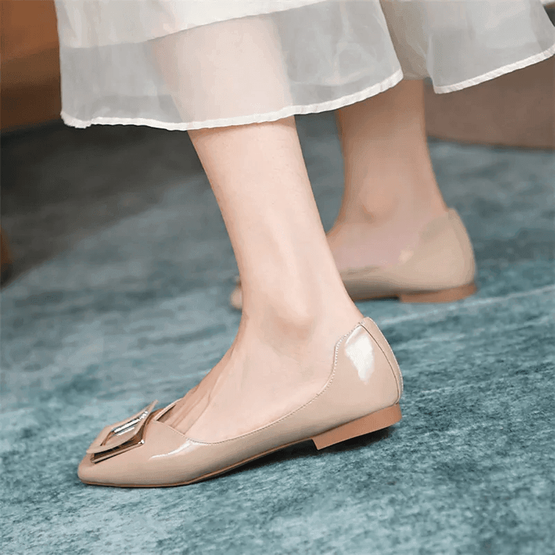 נעל בובה מושלמת בגימור עור מקורי עם עיטור מרובע אופנתי ללוק נשי מושקע - לה איסלה