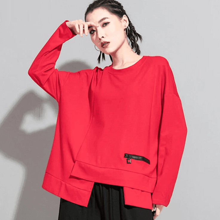 חולצת מעצב אופנתית בגיזרת אוברסייז אסמיטרית ללוק נשי מדליק ולהופעה מיוחדת - לה איסלה