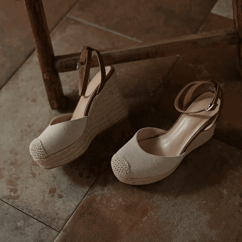 פלטפורמת קנבס מושלמת לקיץ החם בגימור אופנתי סגור להופעה נשית סוחפת - לה איסלה: אופנה וחזיות פרימיום