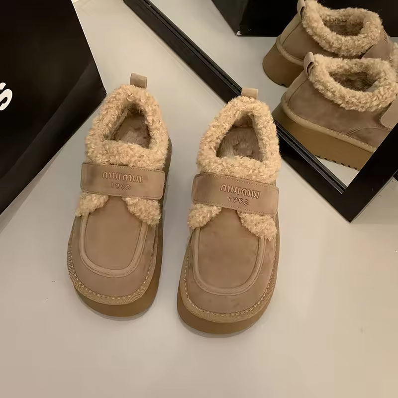 מגפון פרווה בגימור פרוותי מחמם ללוק נשי חורפי ולהופעה מדוייקת שלך