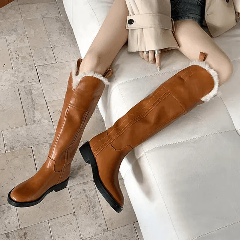 מגפיים רטרו גבוהות עם פרווה פנימית בגימור אופנתי מבריק להופעה חורפית מדוייקת