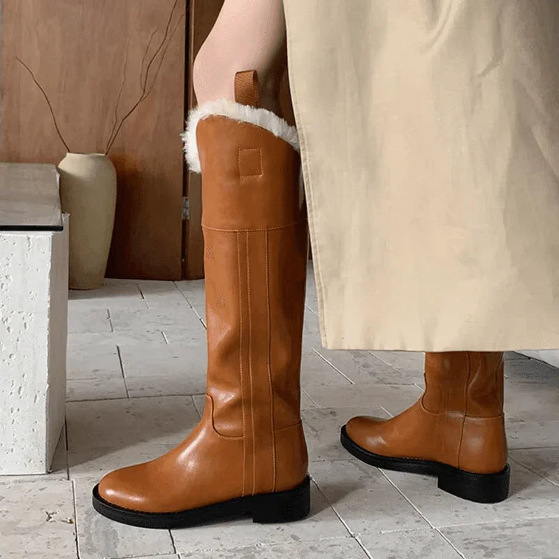 מגפיים רטרו גבוהות עם פרווה פנימית בגימור אופנתי מבריק להופעה חורפית מדוייקת