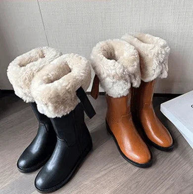 מגפיים רטרו גבוהות עם פרווה פנימית בגימור אופנתי מבריק להופעה חורפית מדוייקת