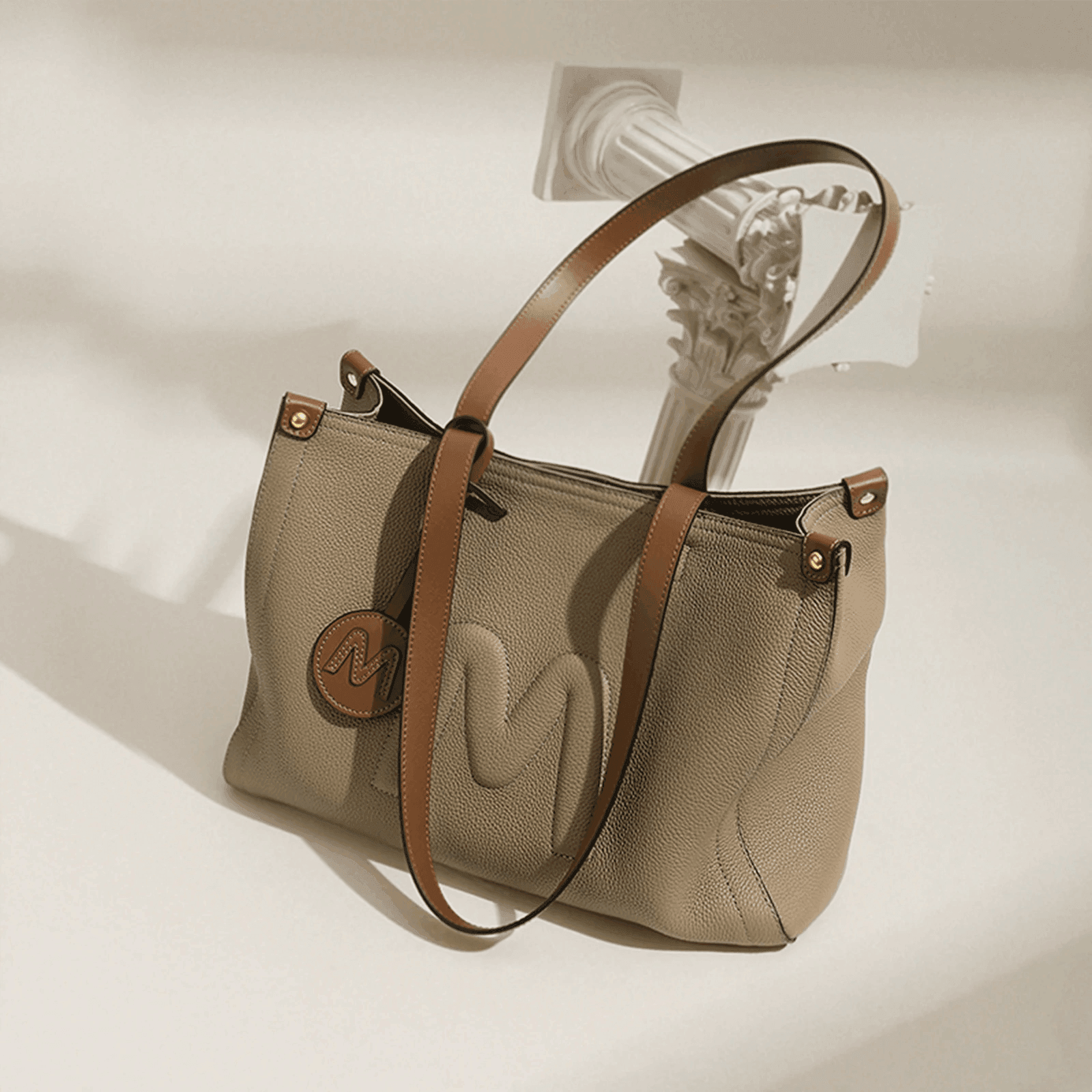 תיק עור מקורי של מעצב מניו יורק ללוק נשי איכותי ולהופעה נשית חזקה - לה איסלה