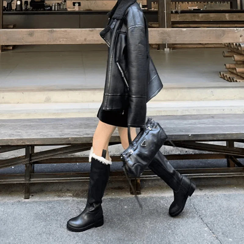 מגפיים רטרו גבוהות עם פרווה פנימית בגימור אופנתי מבריק להופעה חורפית מדוייקת