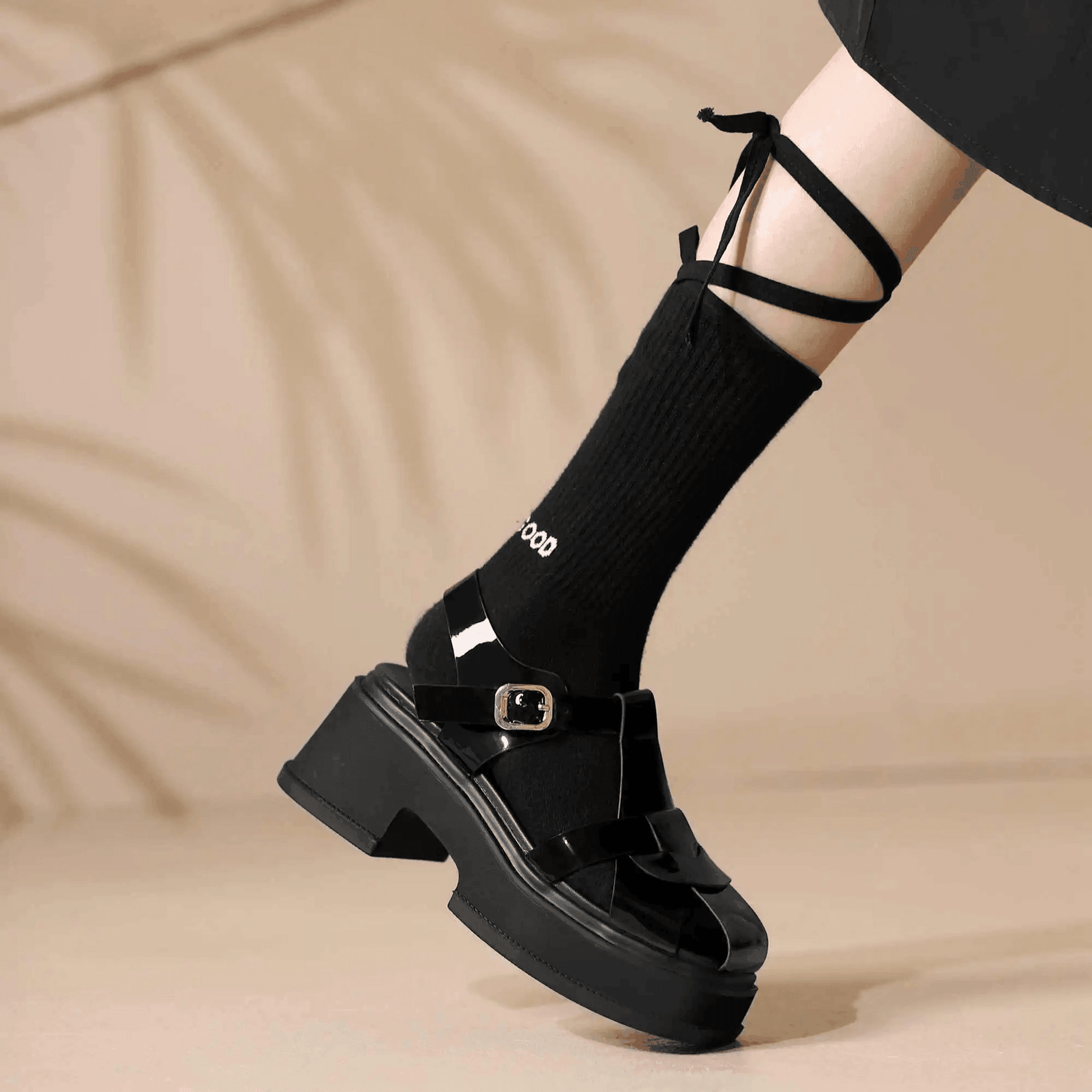 סנדל עור איטלקי בגימור לקה מבריק ללוק נשי אופנתי ולהופעה מהממת שלך - לה איסלה: אופנה וחזיות פרימיום