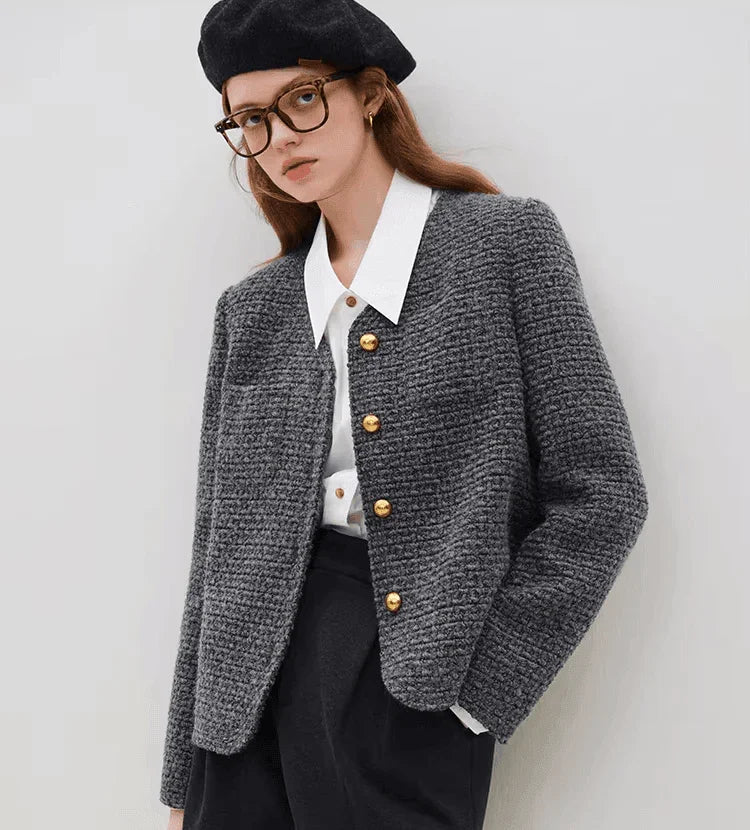 מעיל אנגורה מהפנט של מעצב ספרדי בגימור כפתורי זהב ללוק נשי מרהיב