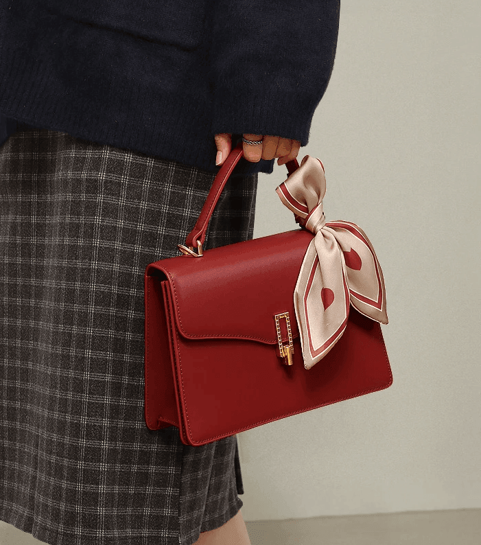 תיק עור בהשראת הקריסמס ללוק יוקרתי כובש ולהופעה של אישה קרייריסטית מרהיבה - לה איסלה