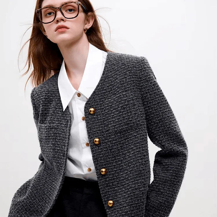 מעיל אנגורה מהפנט של מעצב ספרדי בגימור כפתורי זהב ללוק נשי מרהיב