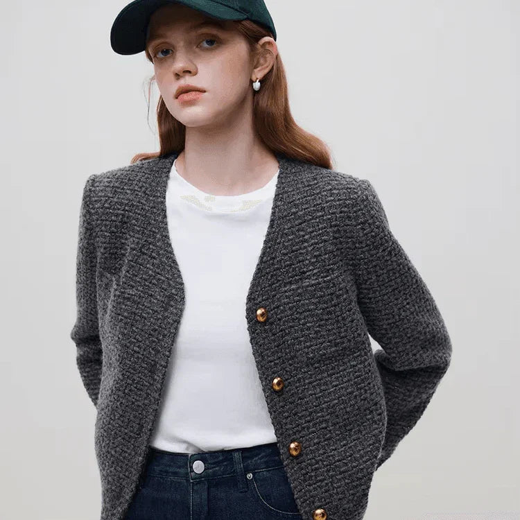 מעיל אנגורה מהפנט של מעצב ספרדי בגימור כפתורי זהב ללוק נשי מרהיב