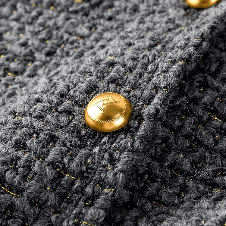 מעיל אנגורה מהפנט של מעצב ספרדי בגימור כפתורי זהב ללוק נשי מרהיב