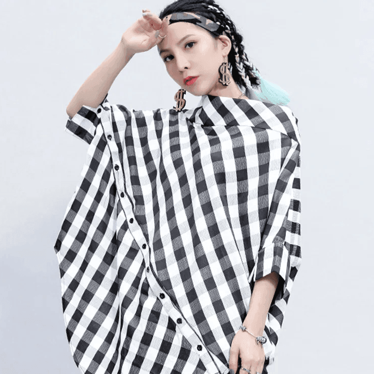 חולצת אוברסייז בגיזרה מיוחדת בגימור גוטי משובץ ללוק מ-ש-ג-ע - לה איסלה