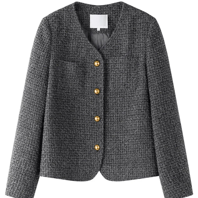 מעיל אנגורה מהפנט של מעצב ספרדי בגימור כפתורי זהב ללוק נשי מרהיב