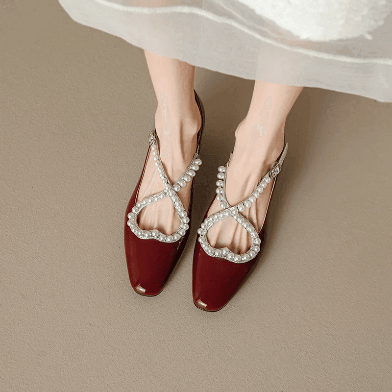 סנדל רטרו בסגירה עגולה מקדימה ובשילוב חרוזי פנינה משגעים ללוק אלנגטי רומנטי - לה איסלה