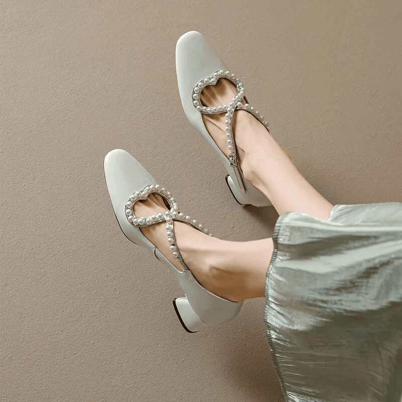 סנדל רטרו בסגירה עגולה מקדימה ובשילוב חרוזי פנינה משגעים ללוק אלנגטי רומנטי - לה איסלה