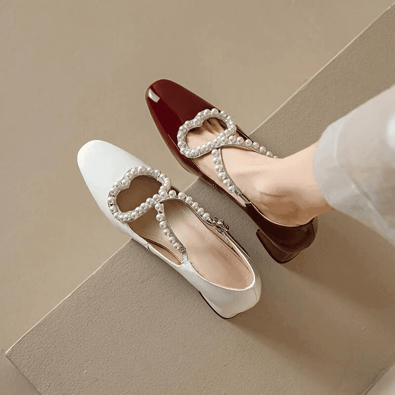 סנדל רטרו בסגירה עגולה מקדימה ובשילוב חרוזי פנינה משגעים ללוק אלנגטי רומנטי - לה איסלה