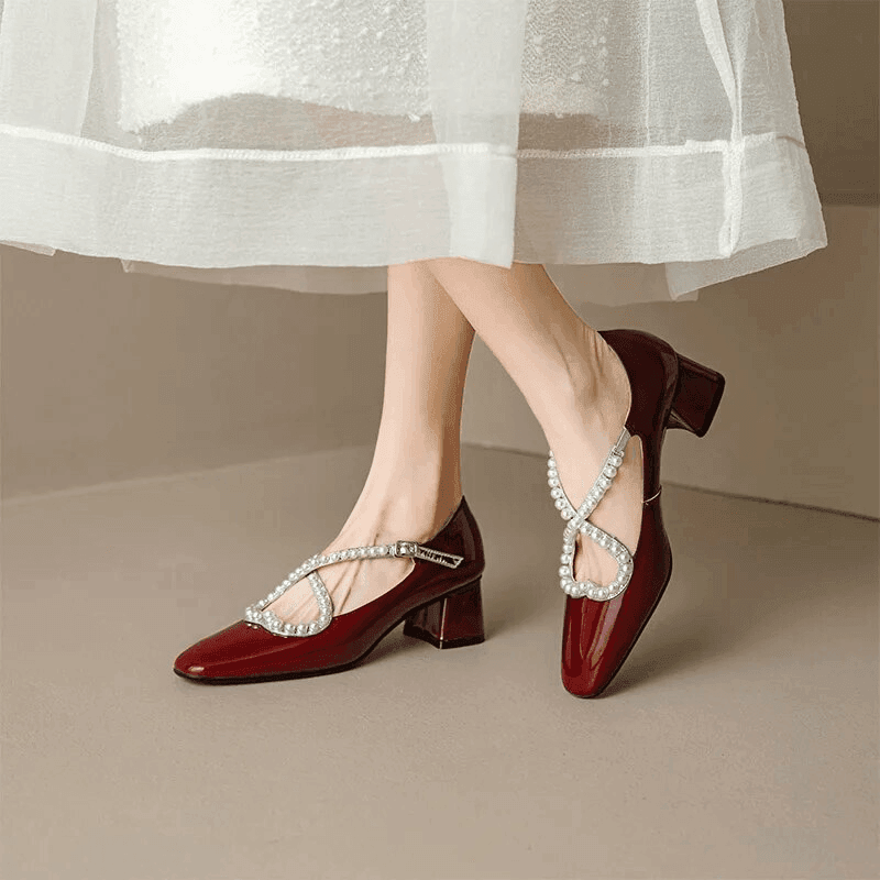 סנדל רטרו בסגירה עגולה מקדימה ובשילוב חרוזי פנינה משגעים ללוק אלנגטי רומנטי - לה איסלה