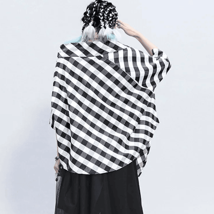 חולצת אוברסייז בגיזרה מיוחדת בגימור גוטי משובץ ללוק מ-ש-ג-ע - לה איסלה