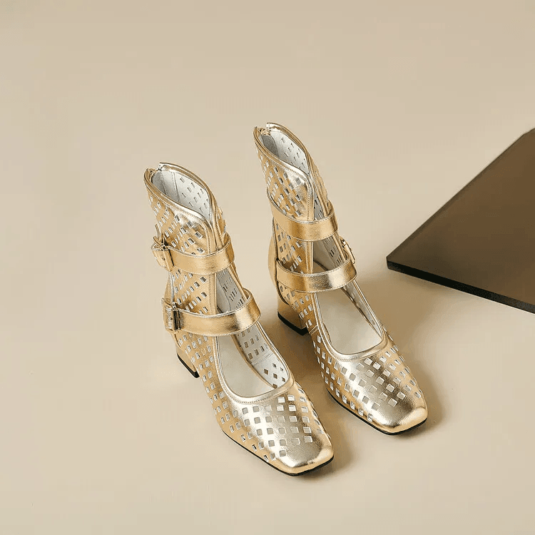 מגפון סנדל אופנתי של מעצב ניו יורקי מדליק להופעה נשית היפסטרית ללוק משגע