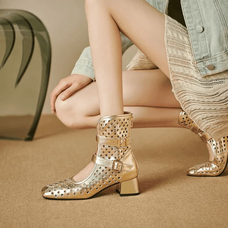 מגפון סנדל אופנתי של מעצב ניו יורקי  מדליק להופעה נשית היפסטרית ללוק משגע