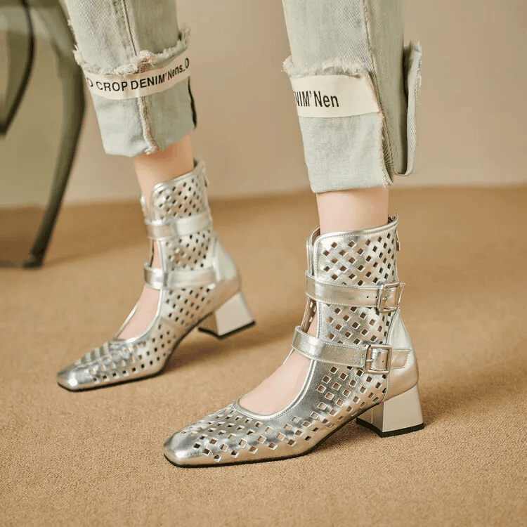 מגפון סנדל אופנתי של מעצב ניו יורקי מדליק להופעה נשית היפסטרית ללוק משגע