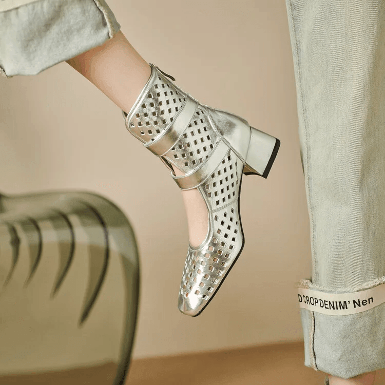 מגפון סנדל אופנתי של מעצב ניו יורקי מדליק להופעה נשית היפסטרית ללוק משגע