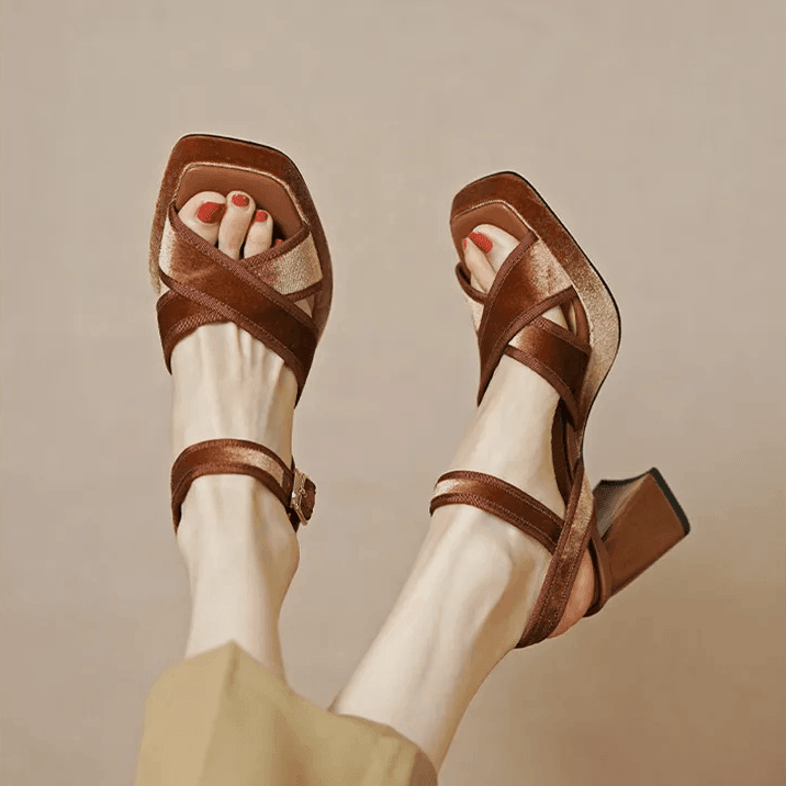 סנדל נשים מהמם בגימור קטיפה של מעצב איטלקי להופעה מושלמת שלך לקיץ