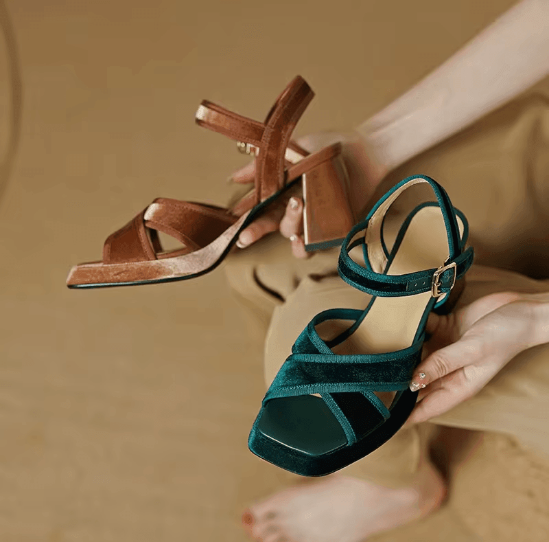 סנדל נשים מהמם בגימור קטיפה של מעצב איטלקי להופעה מושלמת שלך לקיץ