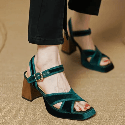 סנדל נשים מהמם בגימור קטיפה של מעצב איטלקי להופעה מושלמת שלך לקיץ