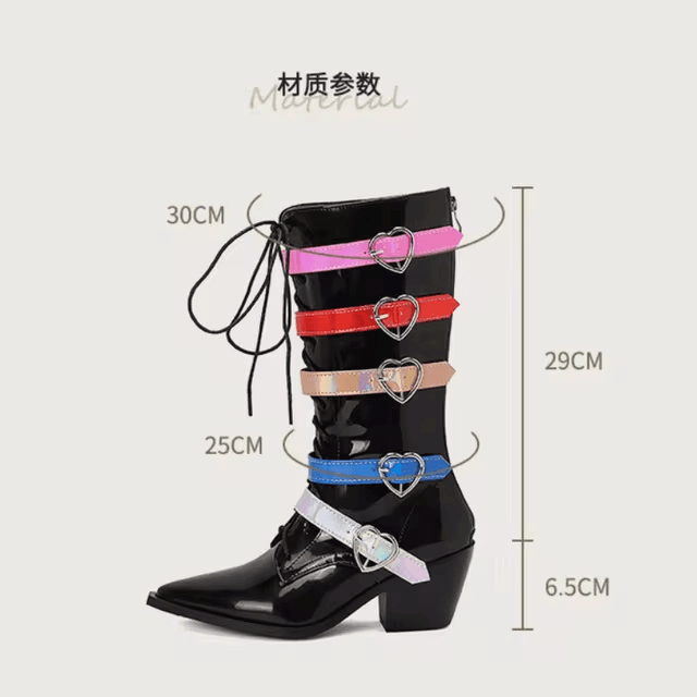 מגף עור מאיטליה בגימור רצעות מטאליות בגימור לב ללוק של אישה עם נוכחות כריזמטית