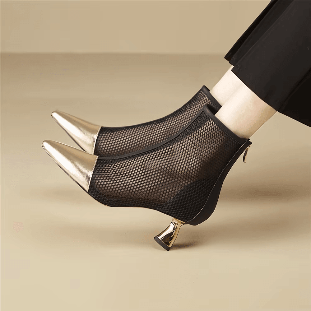 מגפון עור ממילאנו בגימור חורים עדין ללוק חורפי מתחכם ולהופעה מהפטנת