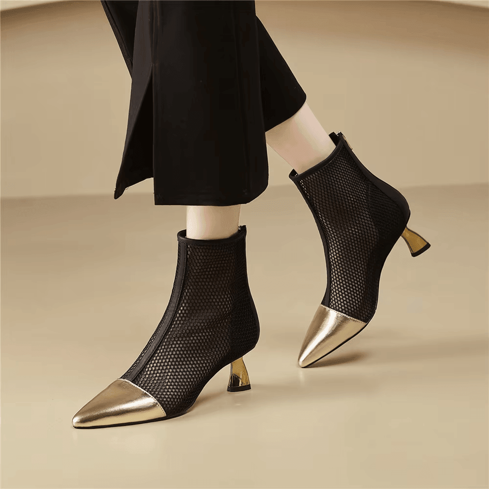 מגפון עור ממילאנו בגימור חורים עדין ללוק חורפי מתחכם ולהופעה מהפטנת