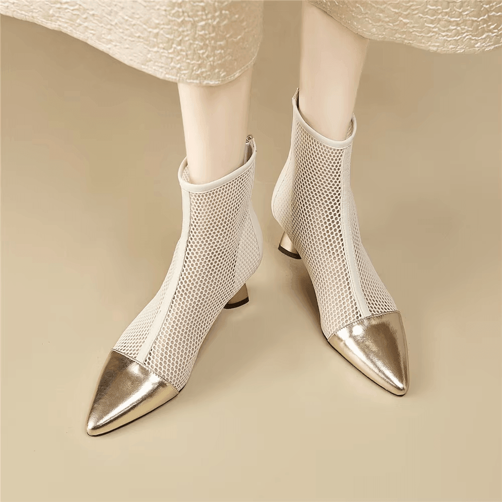 מגפון עור ממילאנו בגימור חורים עדין ללוק חורפי מתחכם ולהופעה מהפטנת