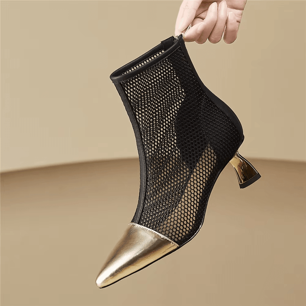 מגפון עור ממילאנו בגימור חורים עדין ללוק חורפי מתחכם ולהופעה מהפטנת