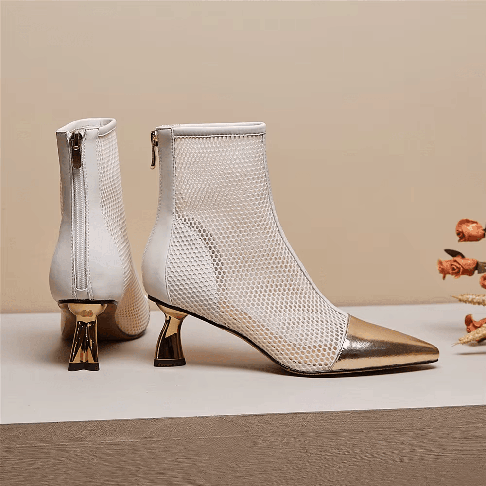 מגפון עור ממילאנו בגימור חורים עדין ללוק חורפי מתחכם ולהופעה מהפטנת