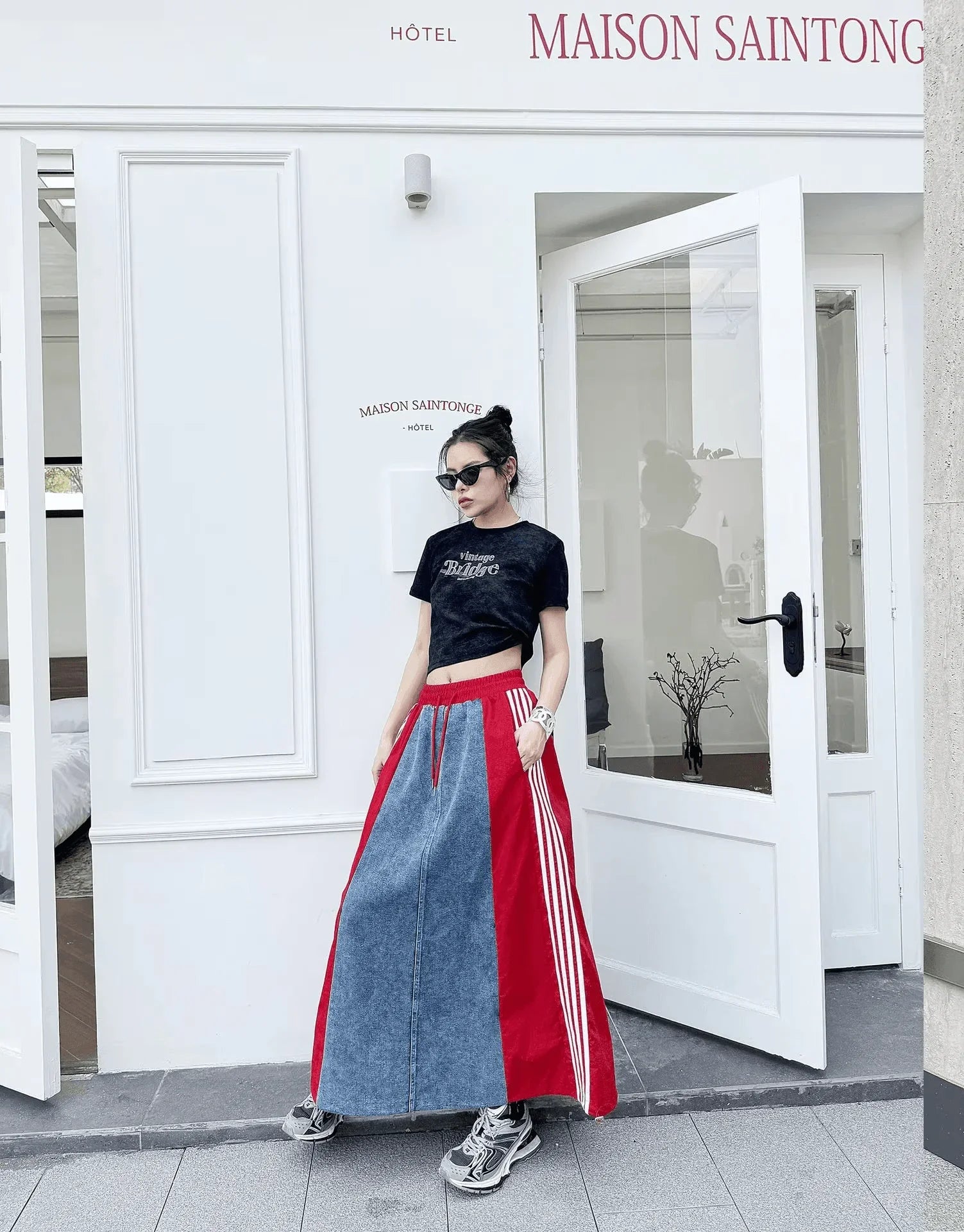 חצאית ג'ינס אופנתית בגימור אוברסחחז מהפנט ללוק של אישה עם נוכחות נפלאה