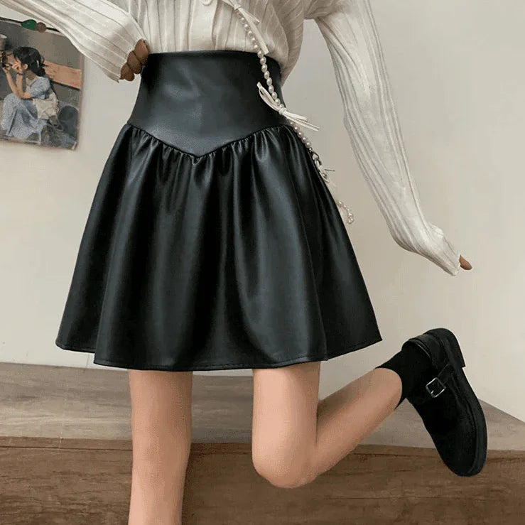 חצאית עור גזעית בגימור מניפה מהמם עם מכנסון מתחת להופעה נשית מושקעת - לה איסלה