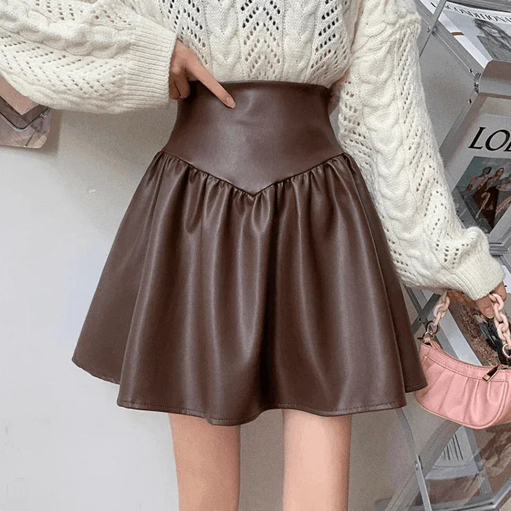 חצאית עור גזעית בגימור מניפה מהמם עם מכנסון מתחת להופעה נשית מושקעת - לה איסלה