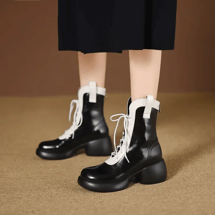 מגפון עור איטלקי בסגירת ריץ אחורי בגימור שרוכים אופנתיים ללוק משגע