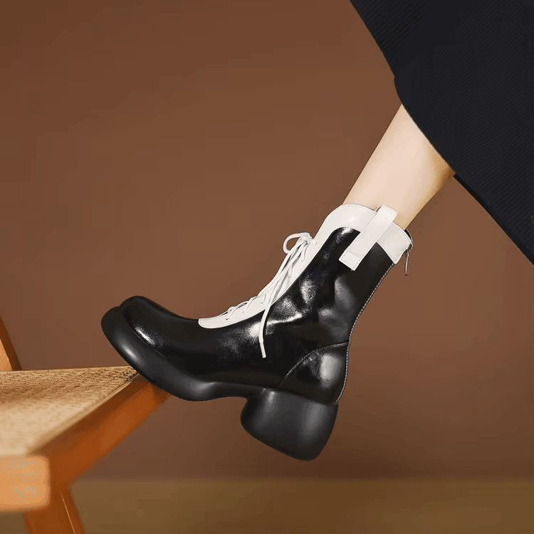 מגפון עור איטלקי בסגירת ריץ אחורי בגימור שרוכים אופנתיים ללוק משגע