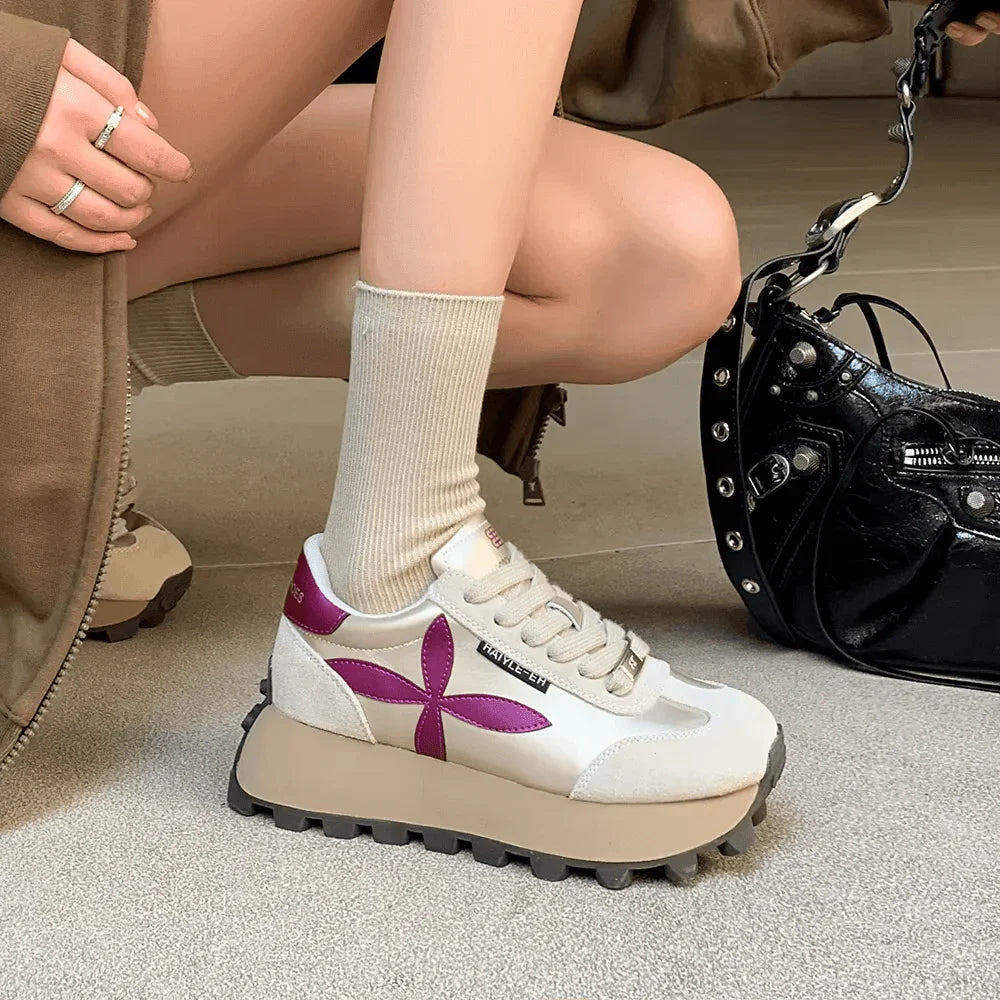 סניקרס עור מהפנטות מספרד בגימור נשי מהמם להופעה ספורטיבית מרתקת