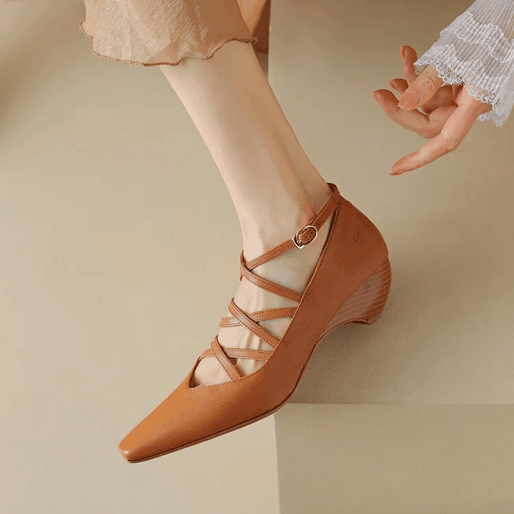 סנדל לוליטה ברצועות עור מושלמות ללוק נשי בובתי ולהופעה אופנתית מטורפת - לה איסלה