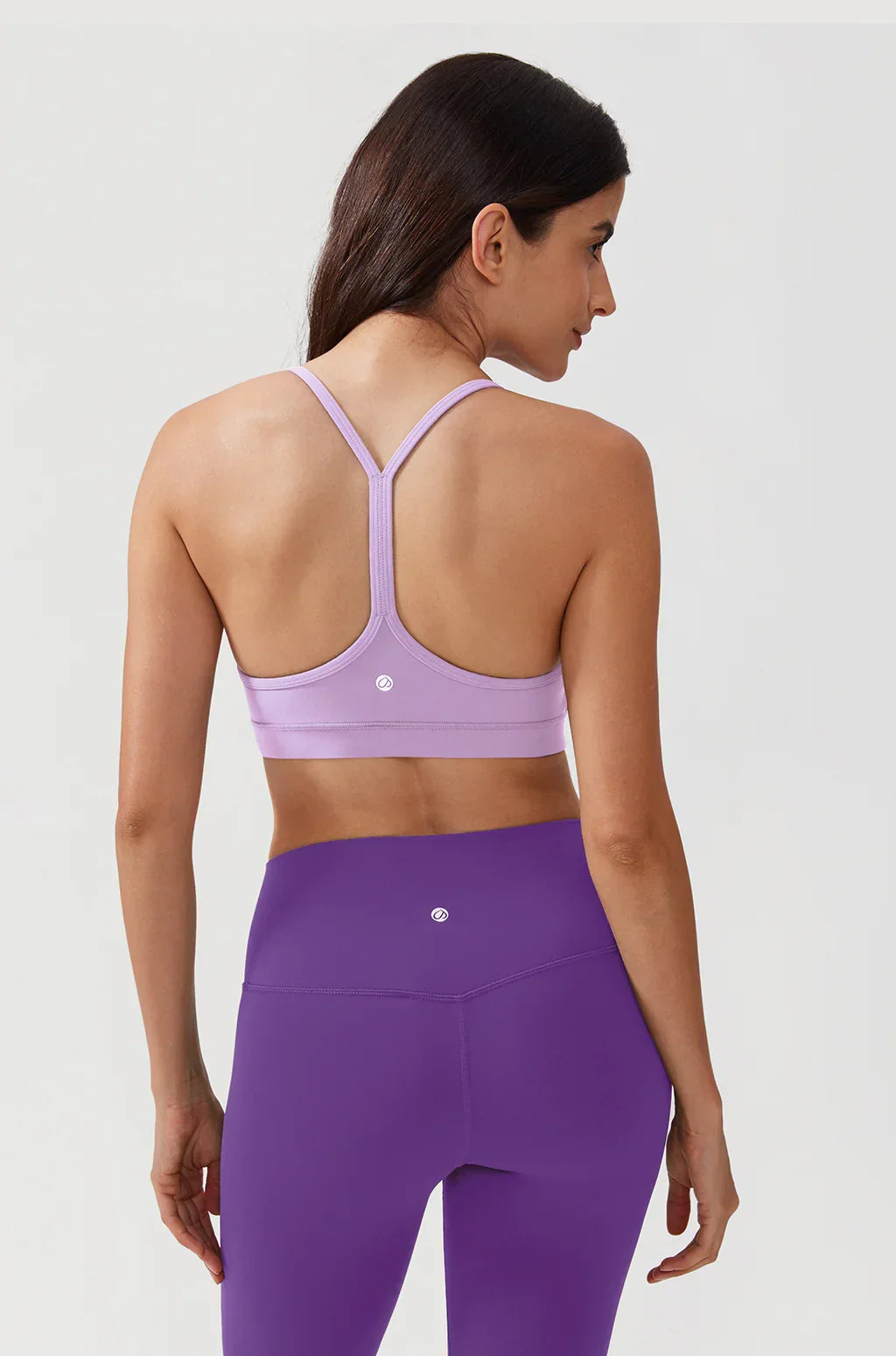 טופ כותנה ספורטיבי בגימור בלתי נראה בגב ללוק נשי עוצמתי ולהופעה קלילה