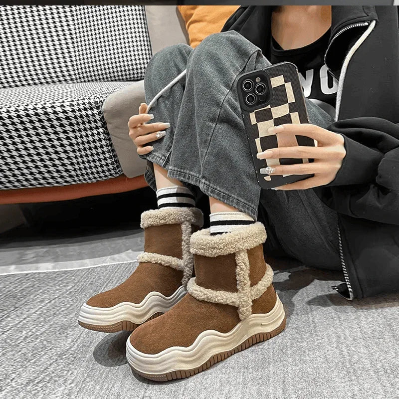 מגפון סקי מ-ש-ג-ע בגימור זמש איכותי להופעת חורפית מדוייקת לעונה