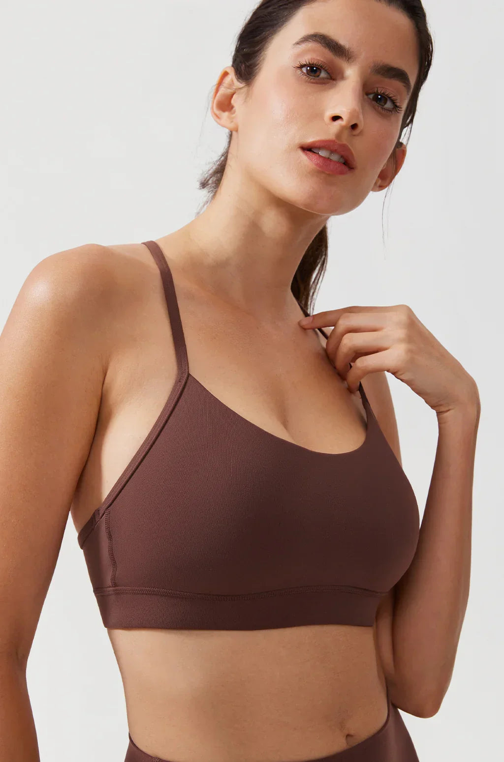 טופ כותנה ספורטיבי בגימור בלתי נראה בגב ללוק נשי עוצמתי ולהופעה קלילה
